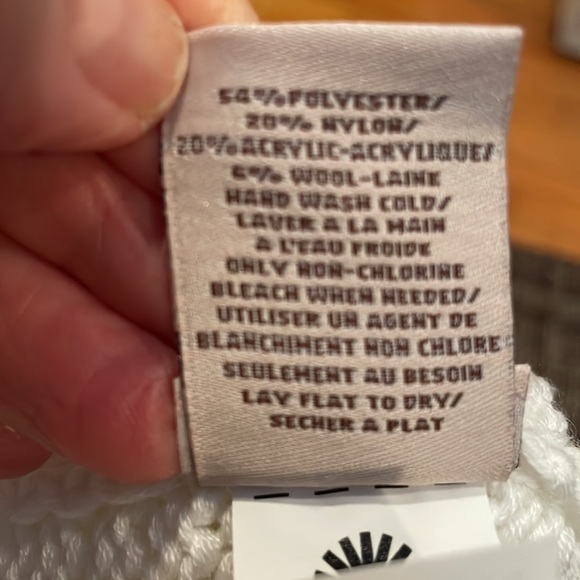 UGG white pompon hat - Picture 3 of 3